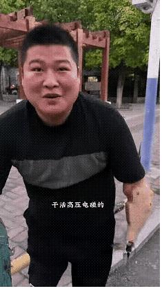 一件街头的小事，给我看得鼻子发酸！一个戴着假肢的残疾小伙，在路边叫卖西瓜，但生意