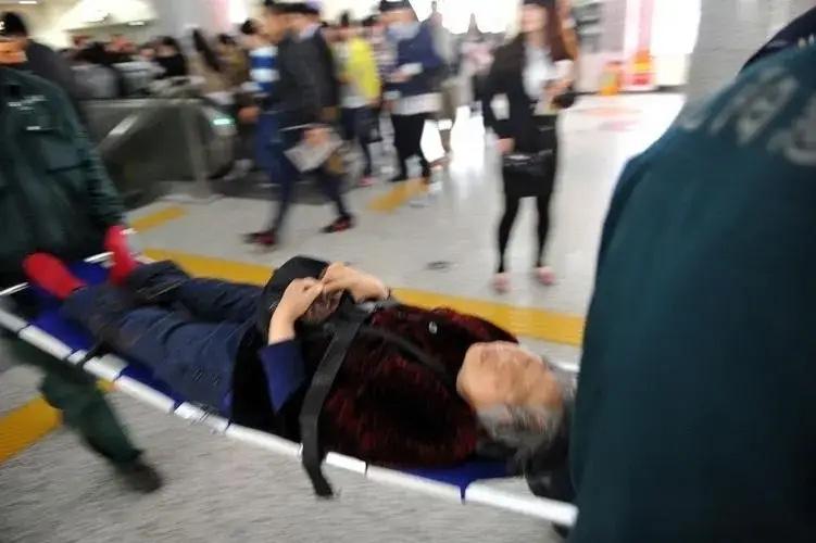 广东惠州，一大妈逆行，被一顺行男子的拉杆箱绊倒，这一倒不要紧，大妈抢救16天竟然