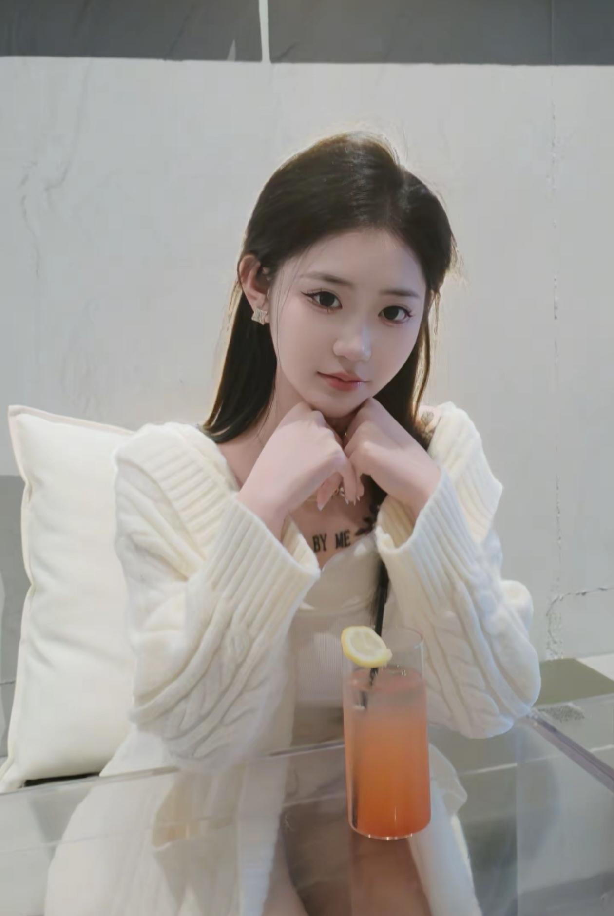 玉手轻抚杯，芳心自醉时。