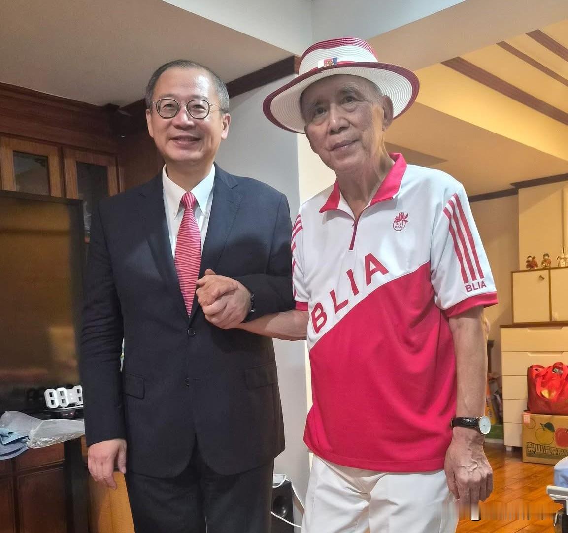 国民党前主席之子&桃园前县长吴志扬今（14日）晚间在社媒发文表示，我的信用卡被盗