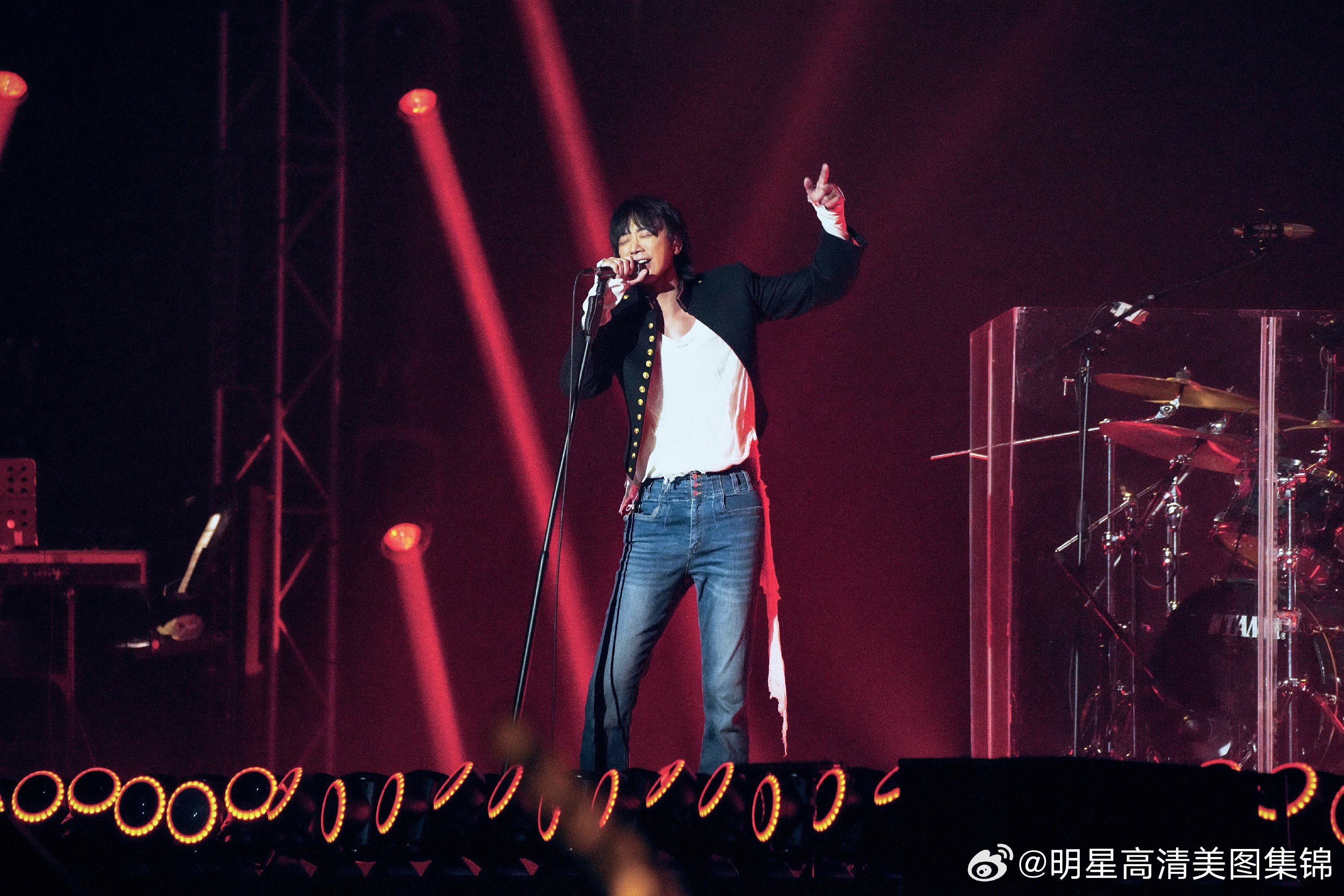 苏见信  苏见信马来西亚开唱掀摇滚狂潮  硬核高音征服云顶舞台   当晚，信实力