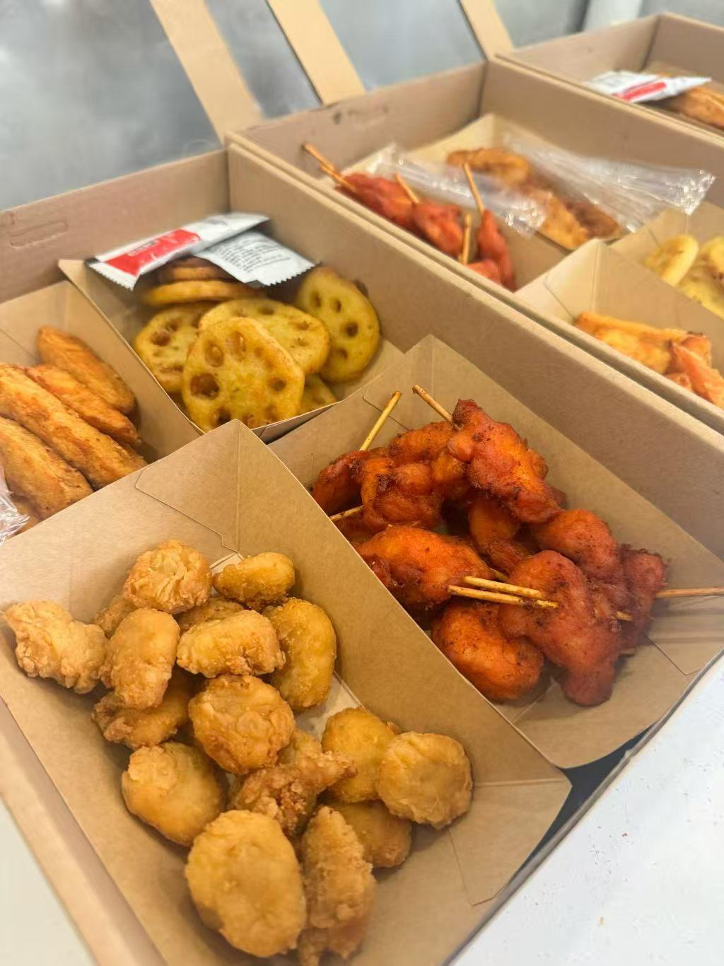新鲜出炉的炸串和炸鸡块，外酥里嫩，一口满足！🍗🍢🔥