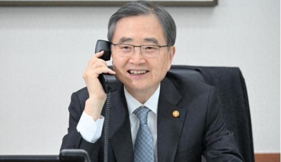 日本在等中国，其实不光日本在等，朝鲜、韩国还有俄罗斯和美国也在等中国，甚至全世界
