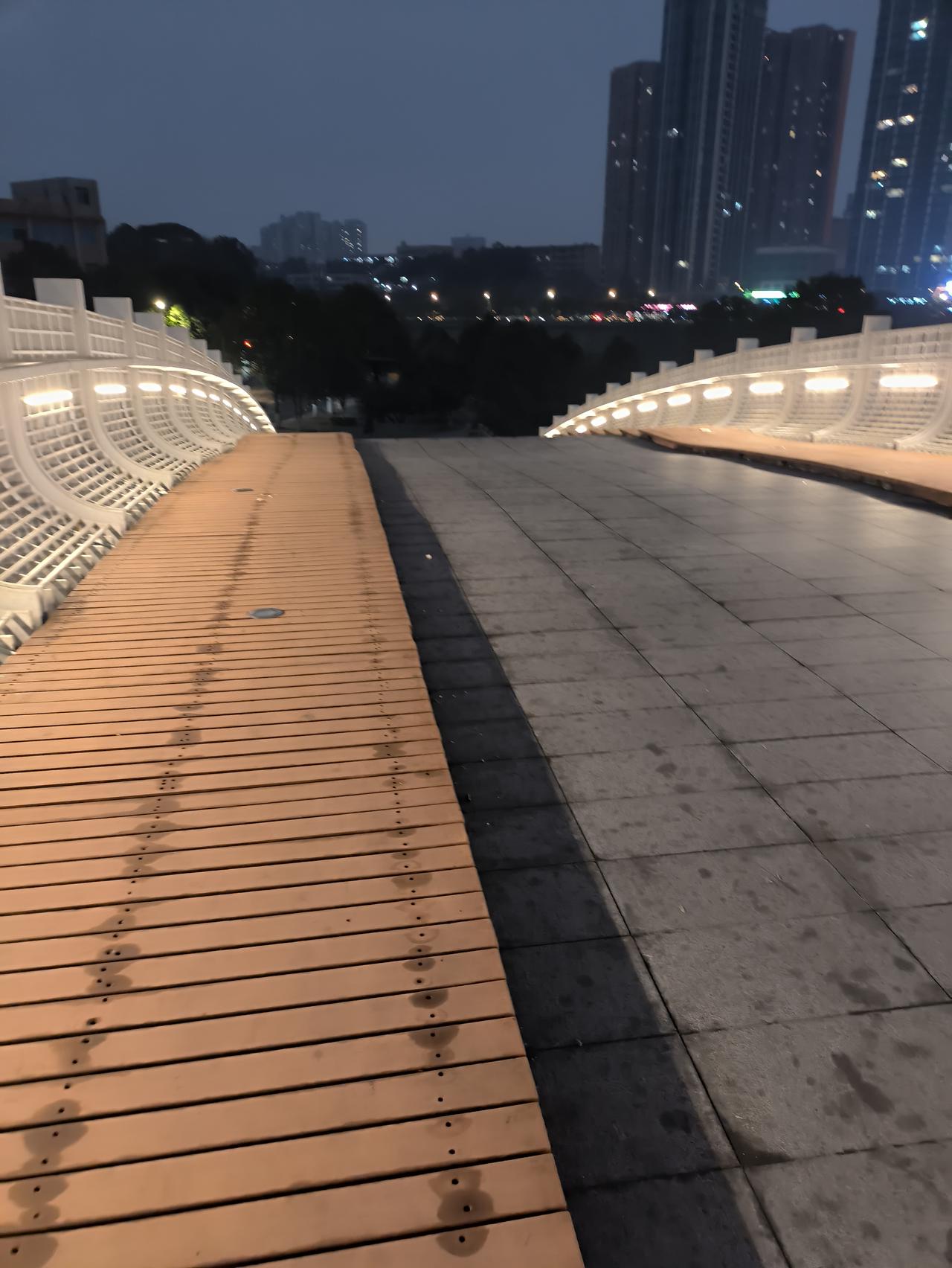 请用一句话概括一下，什么是幸福我们普通人的幸福，就是家人身体健康，出行平安，节假