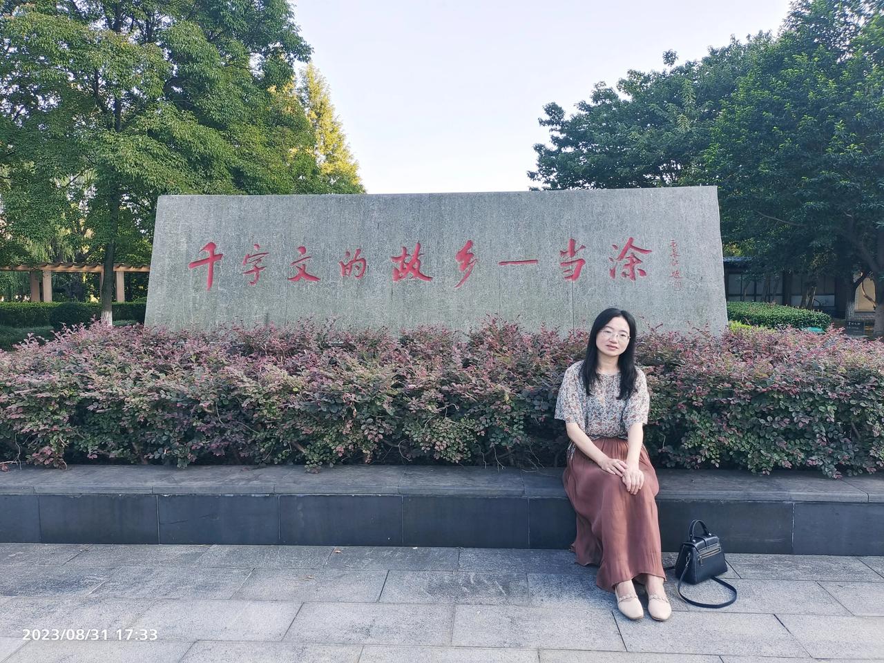         50岁的我没有学历没有技术，在一家饭店打工，月薪8000左右。

