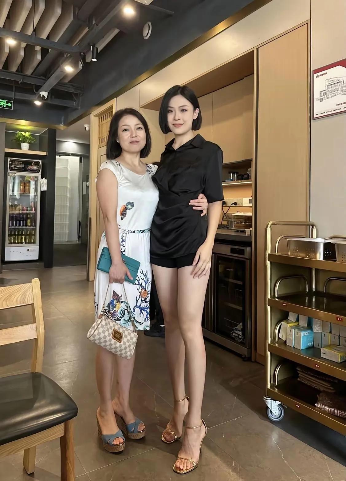 母女俩宛如姐妹，傻傻分不清楚？