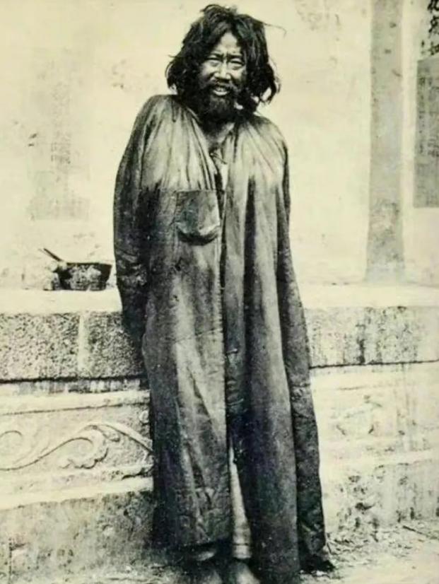 1937年，如果不是他当年假扮乞丐，冒着枪林弹雨，日夜奔走1400公里，将50毫
