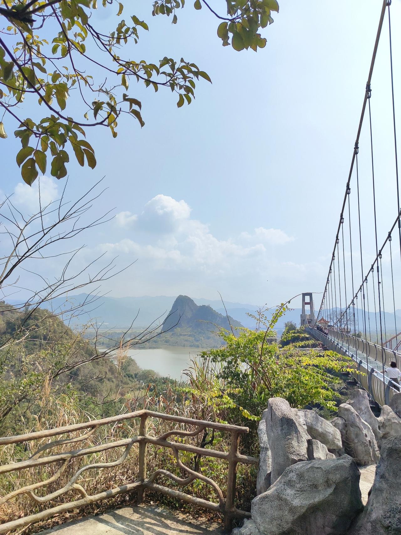 悬崖上的玻璃桥，感受心跳加速的刺激！🔥🌄