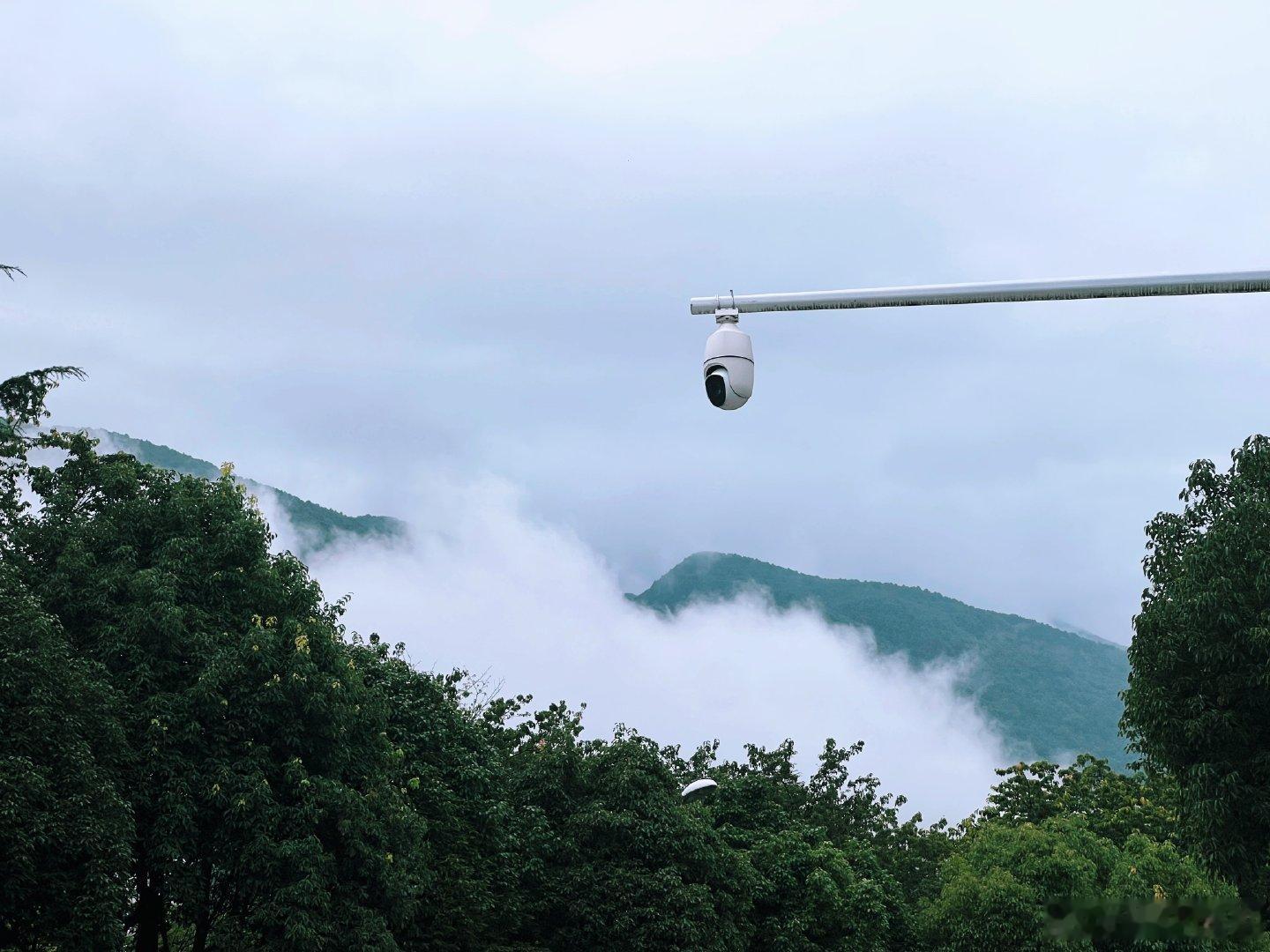 洱海有雨山涧雾山上也下雨雨过天青此时此刻 20260728。周二。六月十五。冒个