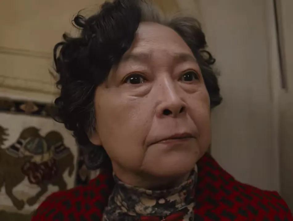 又一位荧幕恶婆婆诞生了，新近播出的《迷墙》中，男主余鸣的母亲，往那一站就自带一种