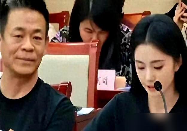 窦骁情商高？

别闹了，这不是情商，这是成年人饭局上的基本功。

一个公开活动。