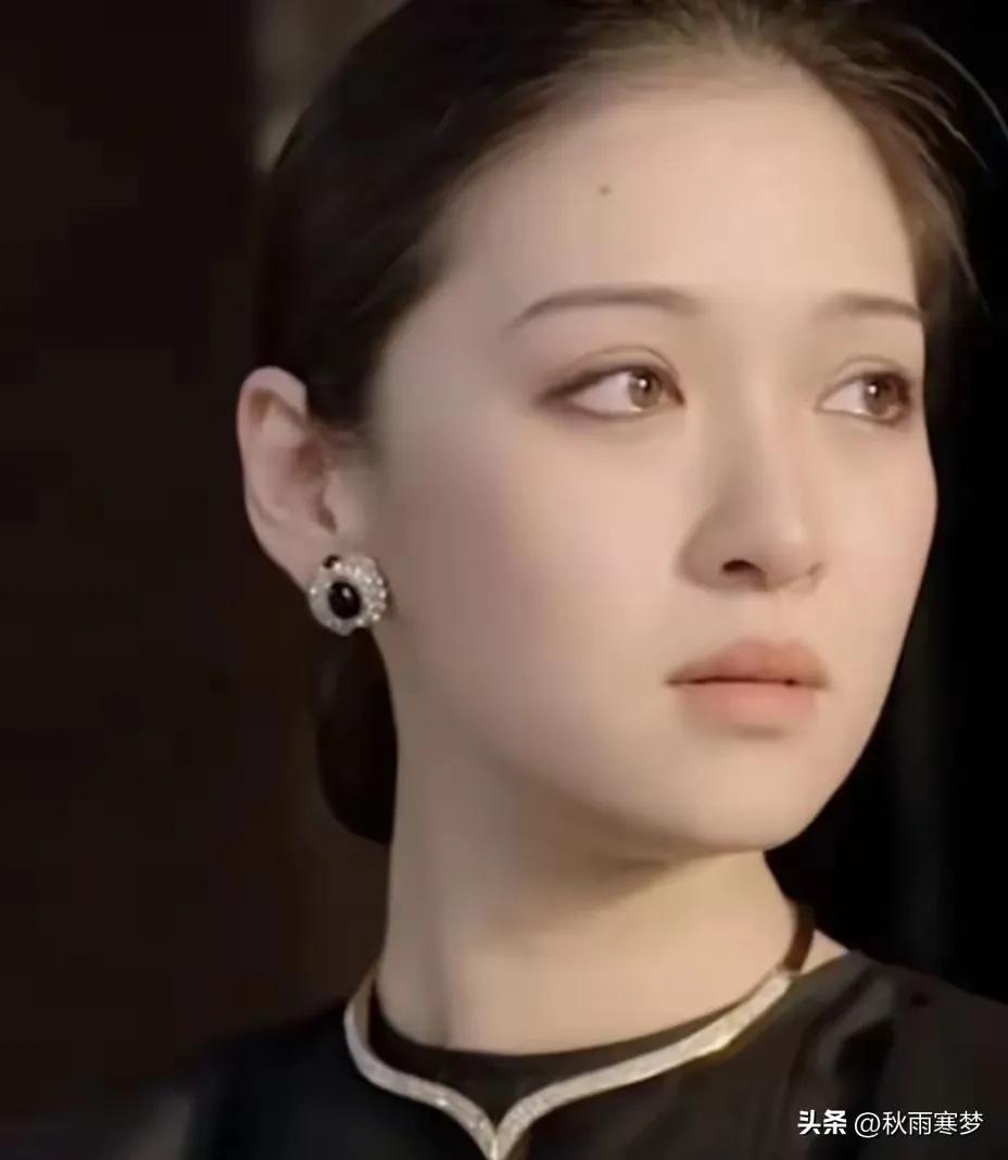 这是一个大美人，身上有一种超凡脱俗的气质，眼角眉梢之间，流露出一种淡淡的忧伤，观