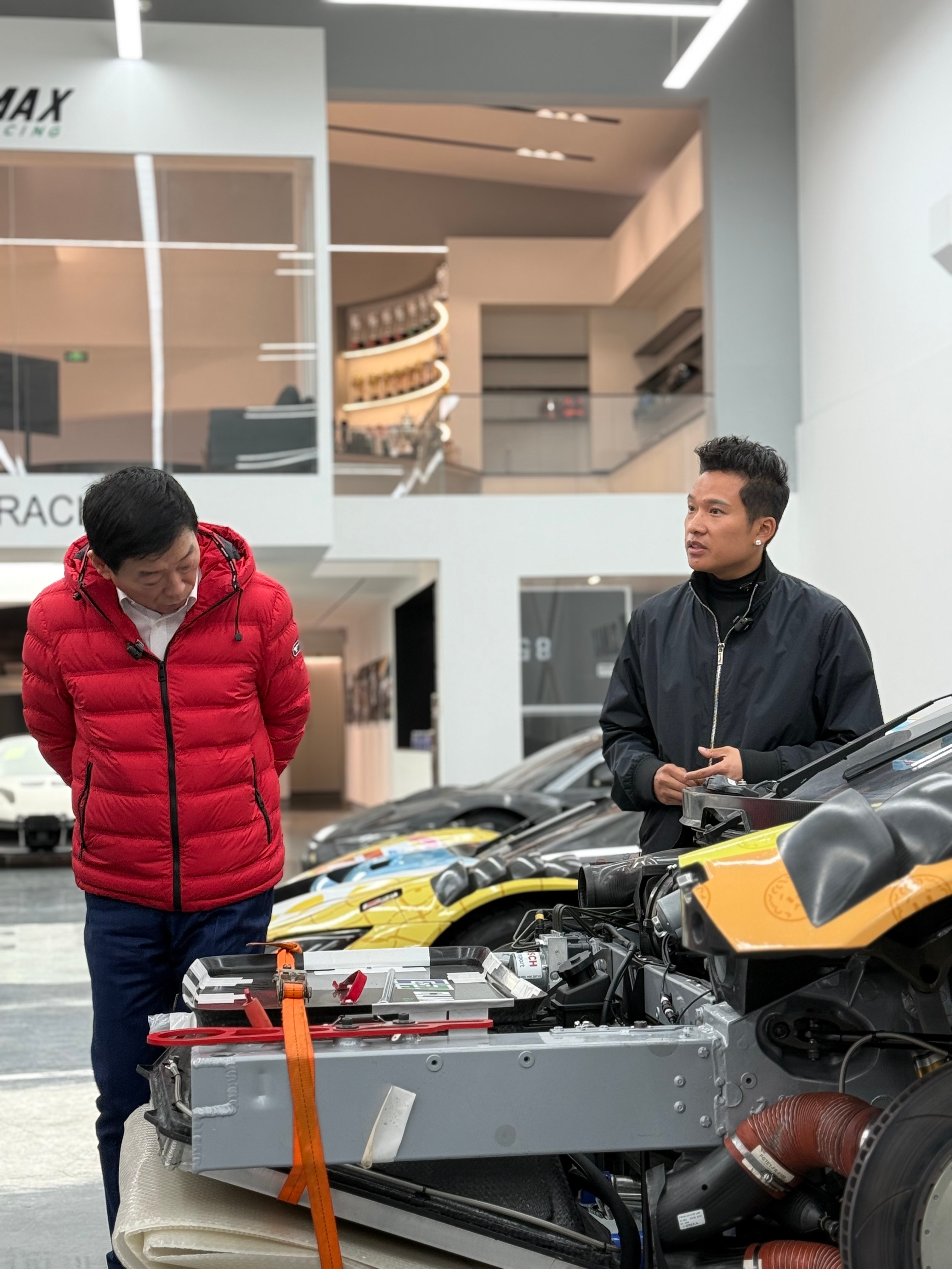 不光观赛了F1，魏总还到访了极点赛车，详细了解了GT赛车相关问题。看起来应该不只