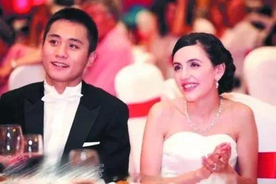 演员刘烨说，我老婆安娜是法国人，谈恋爱的时候挺不适应的，我去找她，没想到一个男人