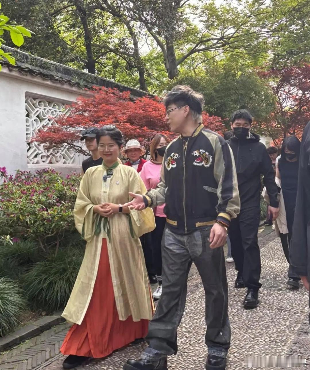 43岁胡彦斌在苏州拙政园游玩被偶遇，他的穿衣打扮朴素有型，头发挑染成黑白色，看起