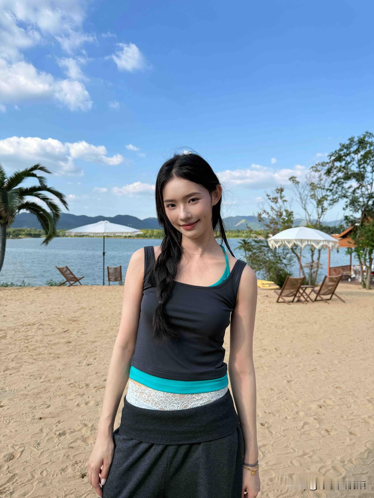 ❤️林允最新照片，自在鲜活的阳光美少女。可盐可甜，切换多种风格，眉眼明亮，自带松