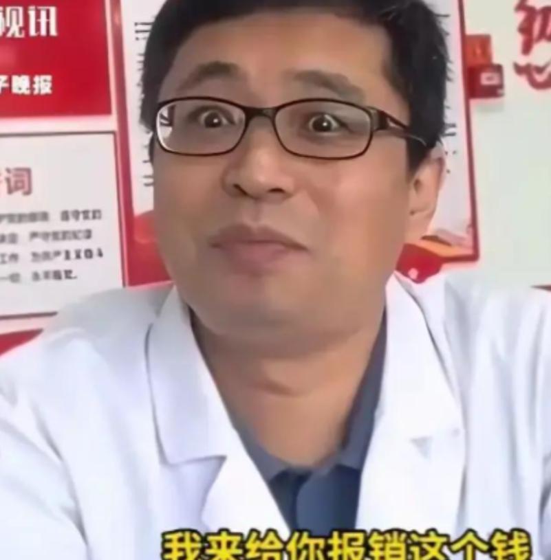 苏州医院，女儿戴口罩陪母亲看病，母亲检查结果一切正常。接诊医生却盯着女儿多看了两