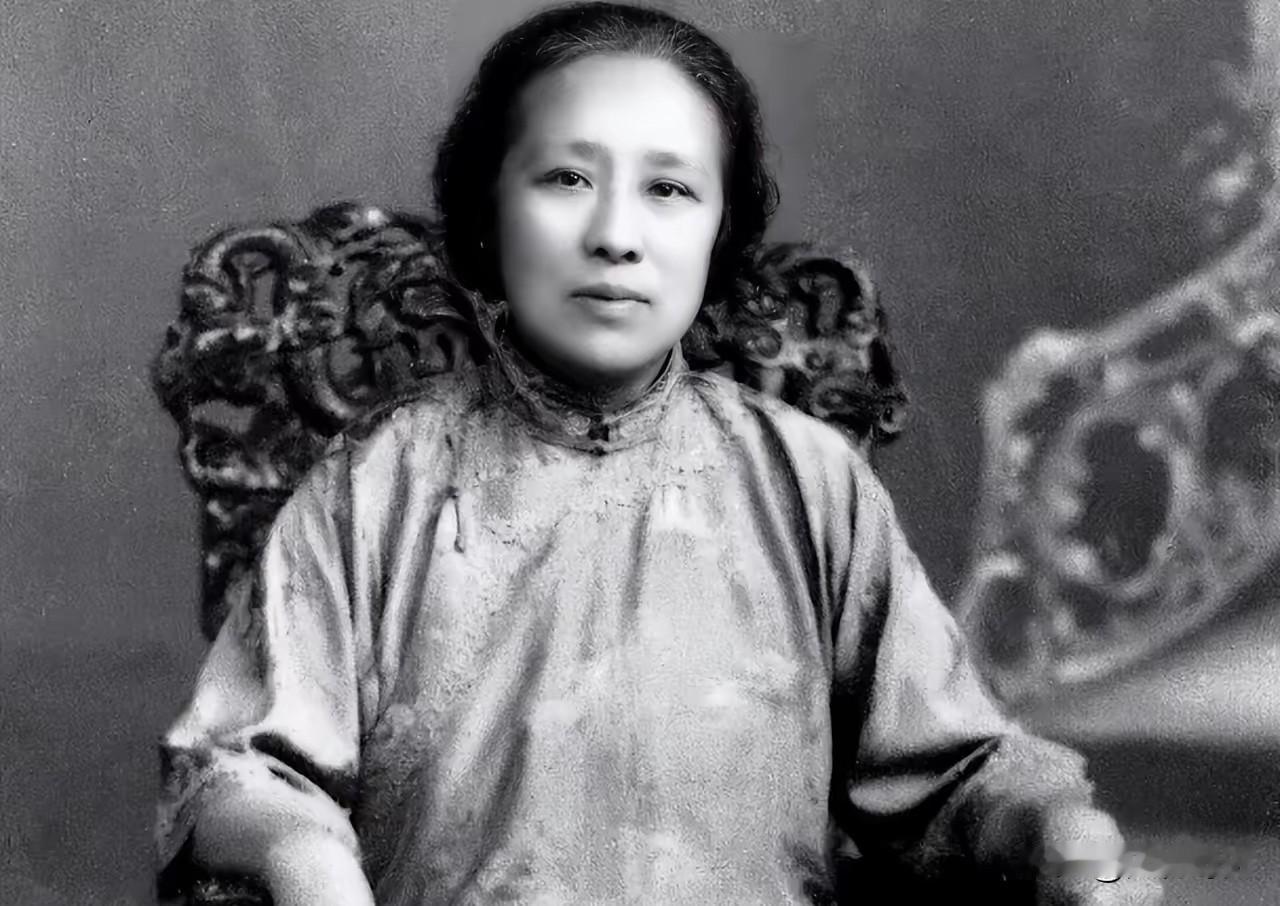她叫何香凝，一个用画笔打仗、用骨头站队的硬核老太太。
1878年，何香凝出生在香