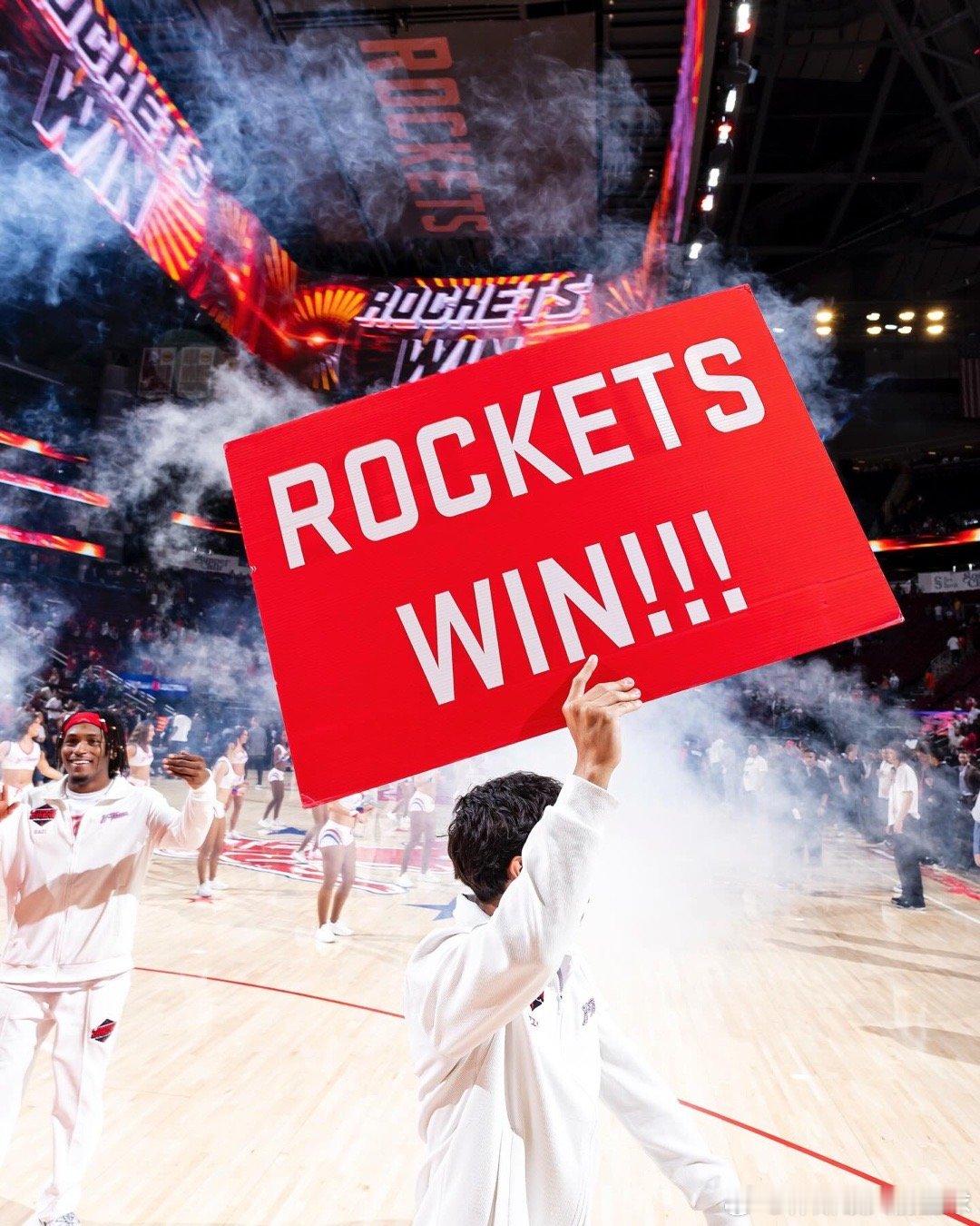 今天火箭豪取8连胜，连胜期间场均净胜对手15.6分。这八场对手分别是太阳、勇士、