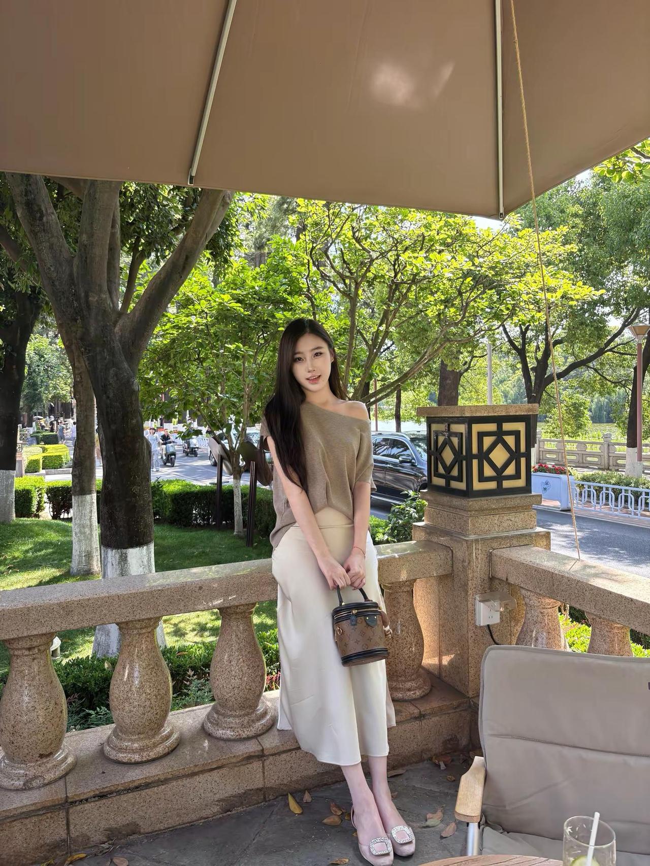 如果可以 我想当我睁开眼睛 阳光连同幸福一起穿过我的瞳孔白裙look 轻熟