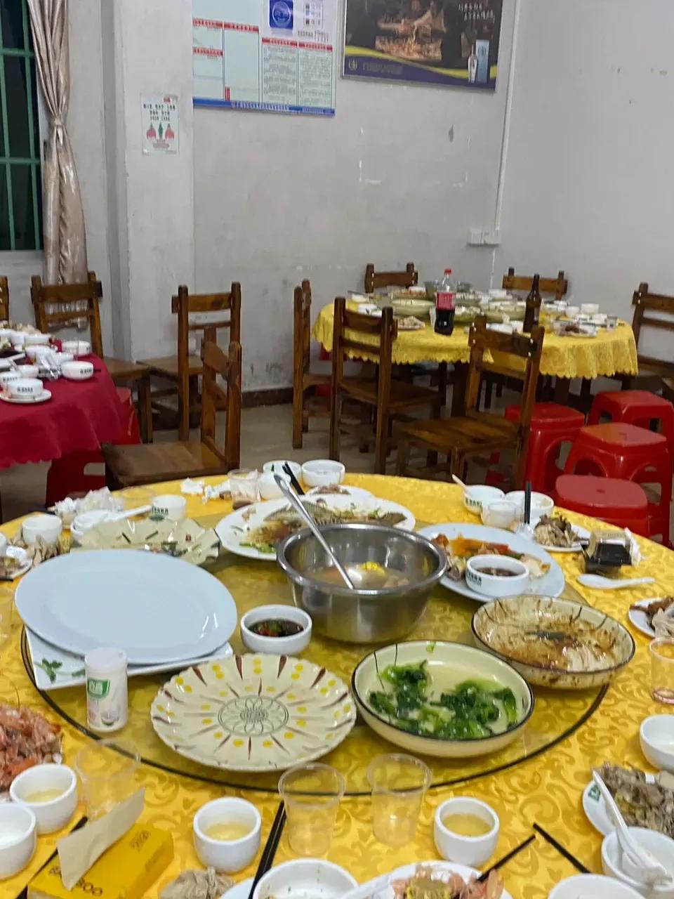 今天去参加表哥女儿的升学宴！一大早我们一家子就去了！作为表妹我随礼了600元！

