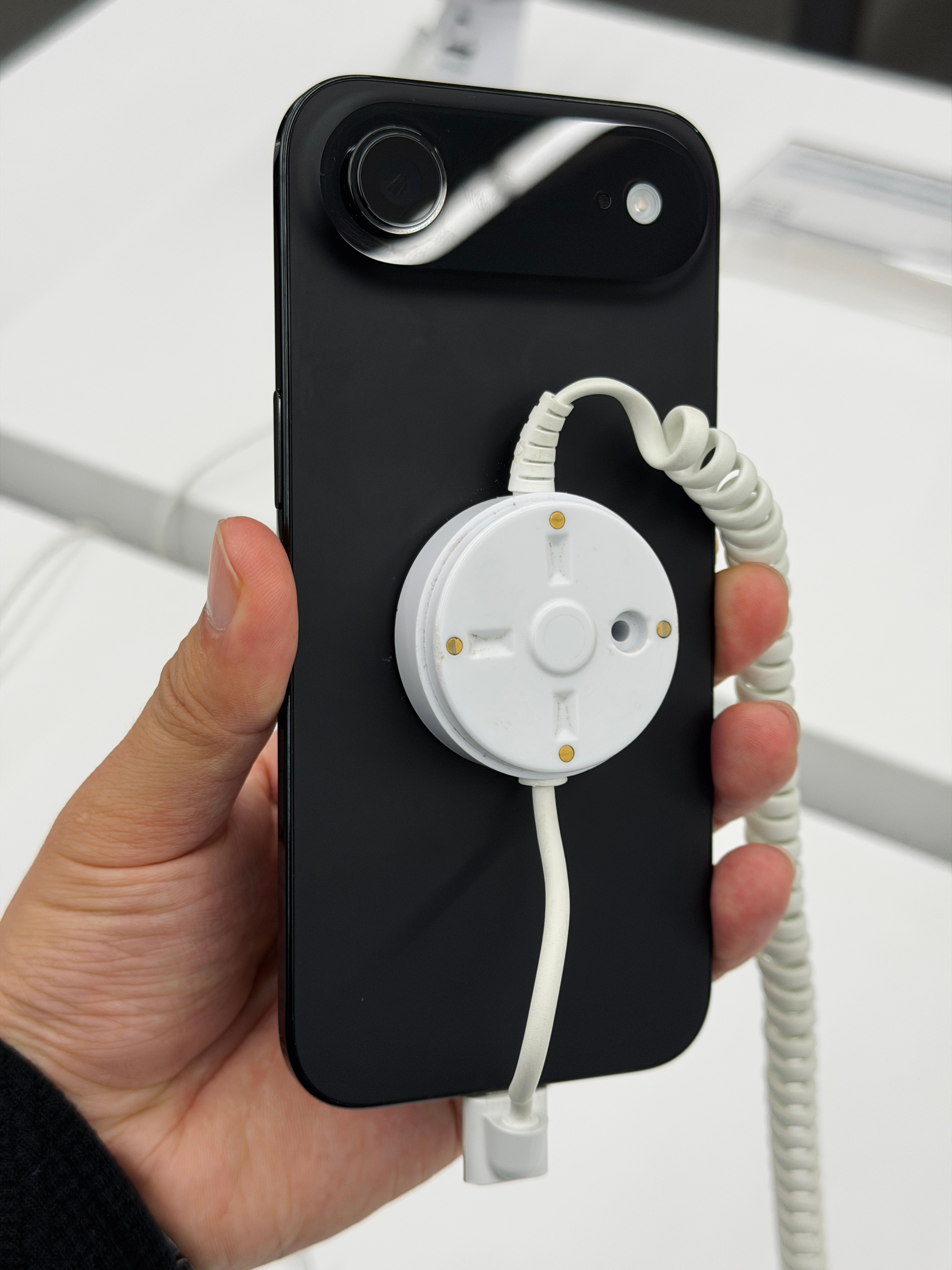 17 Air看了下实机设计确实没得说上手第一感觉就是精致和细腻机身材料用的很精致