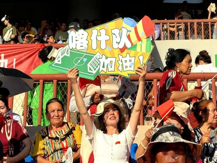 看了喀什队这一路冲上去的劲头，真有点热血上头。
2026“同心杯”新疆足球超级联