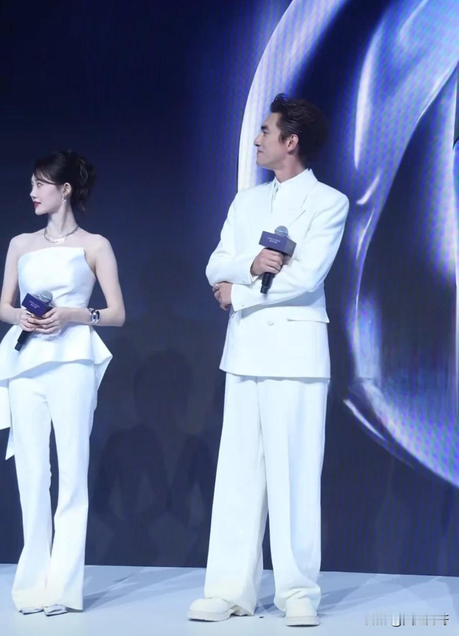 感受一下红气有多养人！

最近人气暴涨的林更新和苗苗，意外出现在同个场合里。一个