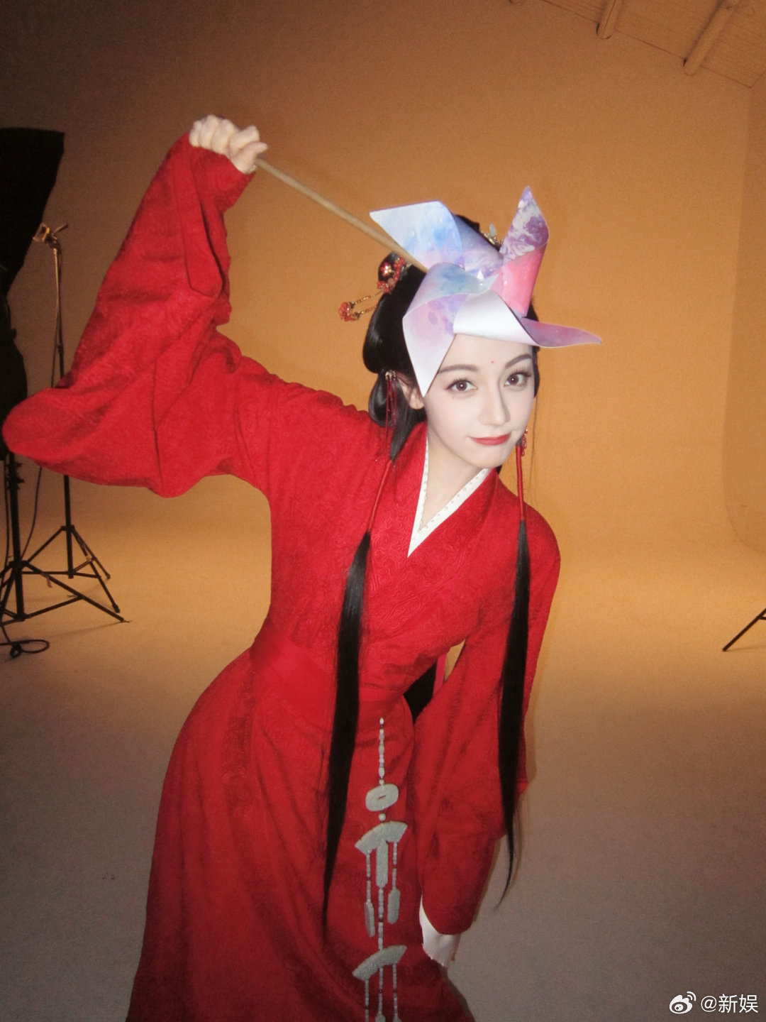 热巴红衣似火 迪丽热巴白日提灯开播倒计时海报 迪丽热巴《白日提灯》开播倒计时海报