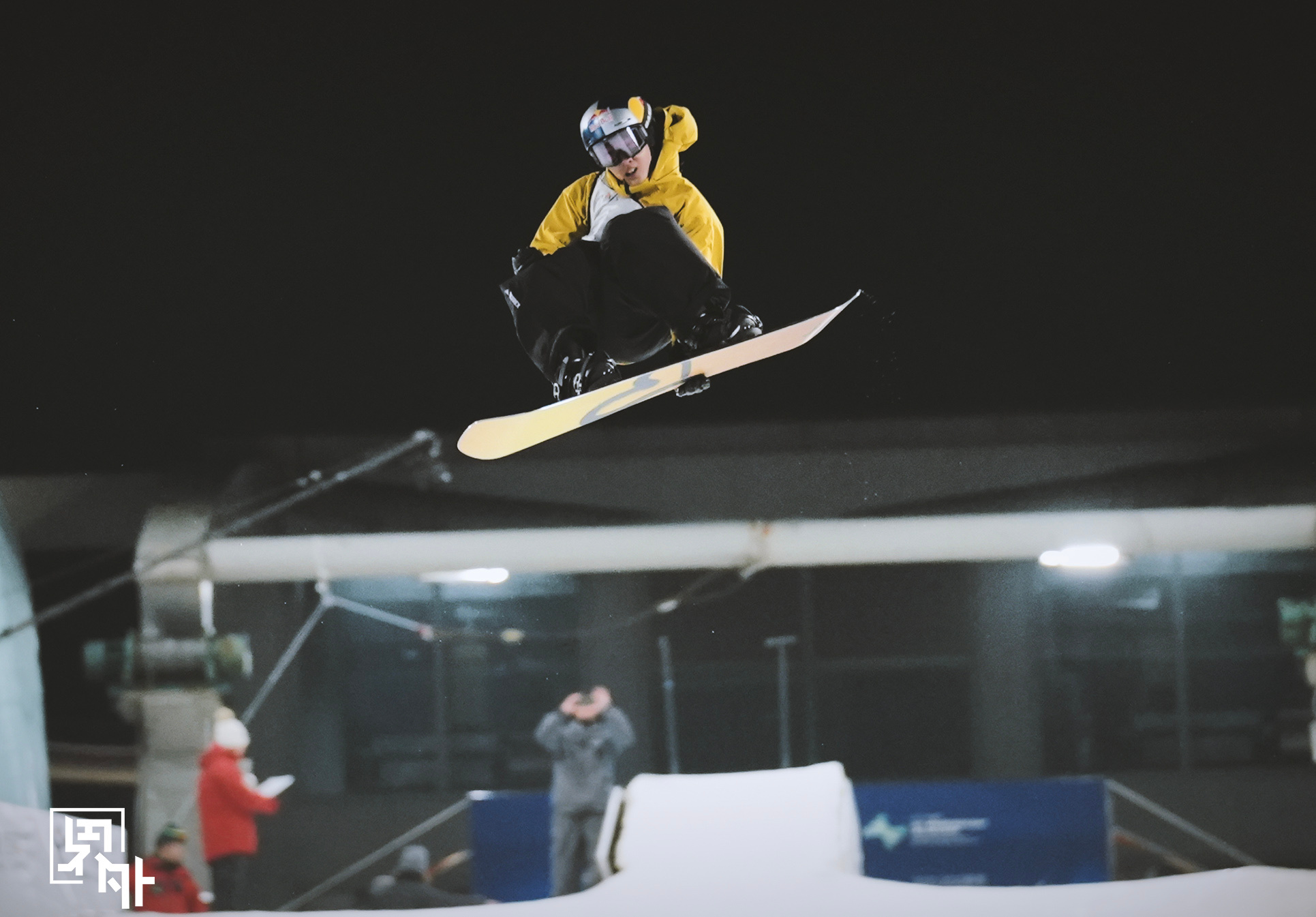 苏翊鸣说中国单板水平飞速上升 决赛继续加油！ 苏翊鸣和月亮自拍合影