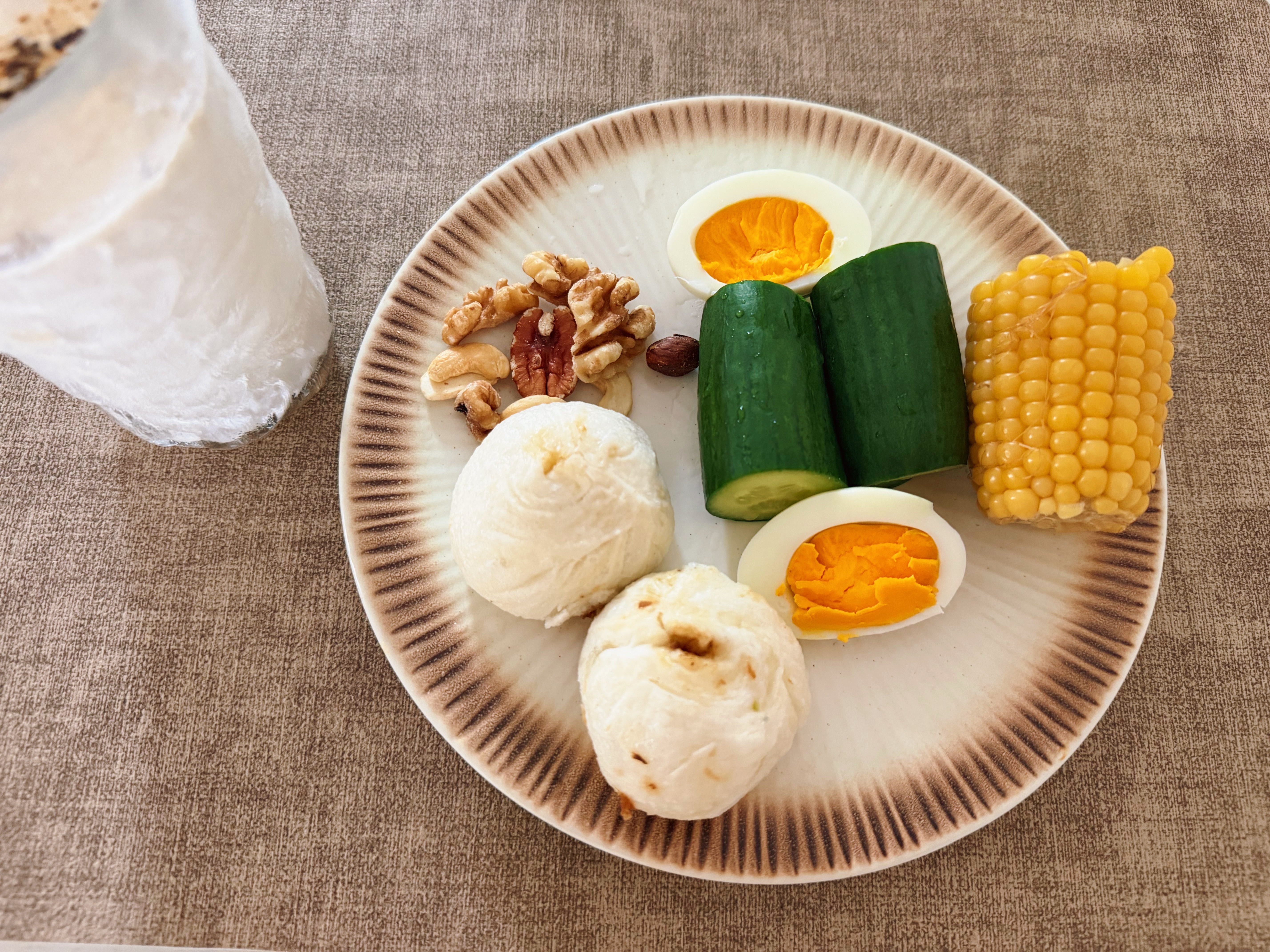 早上主食碳水：玉米、包子；蛋白质：鸡蛋、纯牛奶；脂肪：坚果，搭配水果黄瓜。每天要