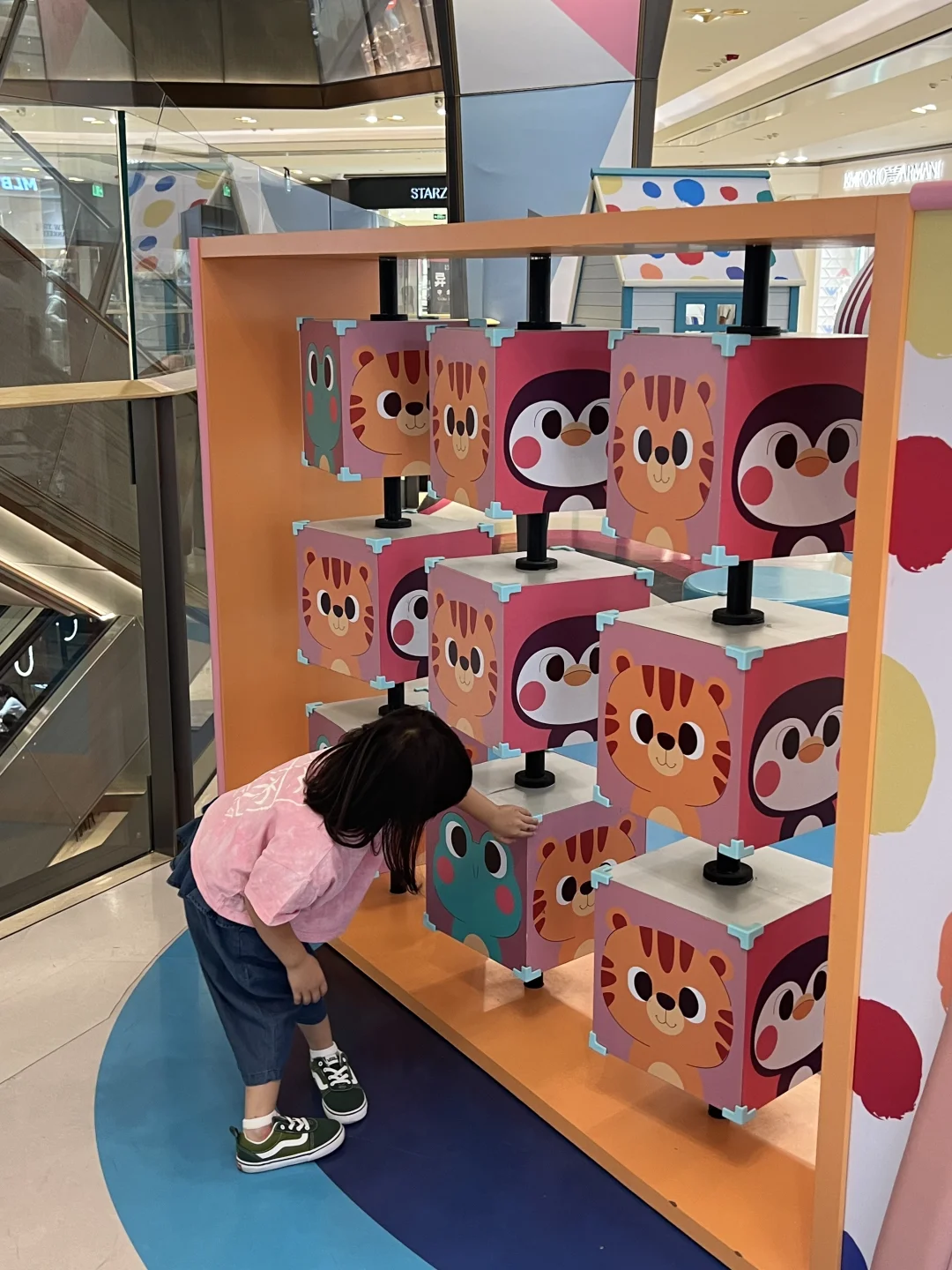 在港汇和狗狗来个大拥抱！