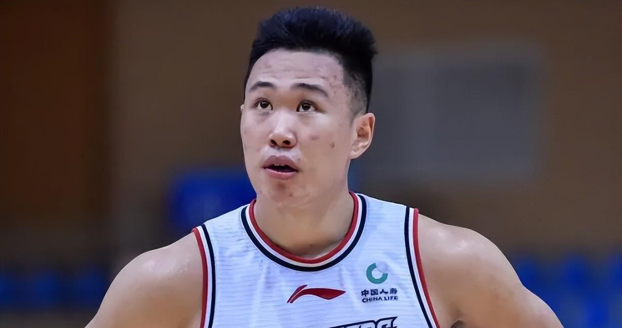 这个男人是CBA新科MVP,也是中国男篮陷于外线困境时的最大杀神，他是球迷口中的