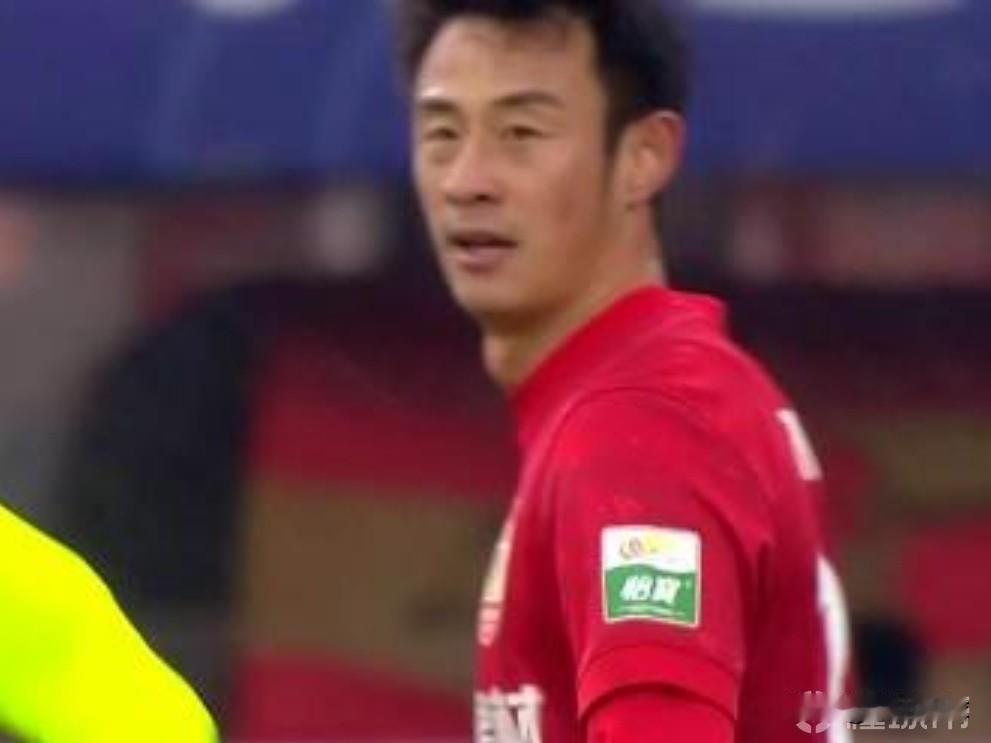 刘世博，彭欣力参加青岛西海岸冬训…昨天，山东泰山门将刘世博，和老将彭欣力已前往迪