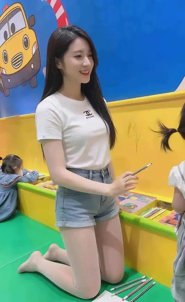 幼师穿搭引热议，白 T 短裤肉丝袜出圈，"500 个月宝宝" 玩梗背后该清醒了。