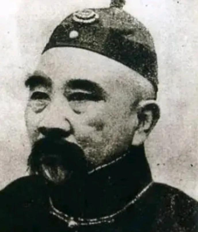 北洋军阀都是三妻四妾，身边女人成群的，其中张勋最为好色，他还有一个怪癖，就是要趴