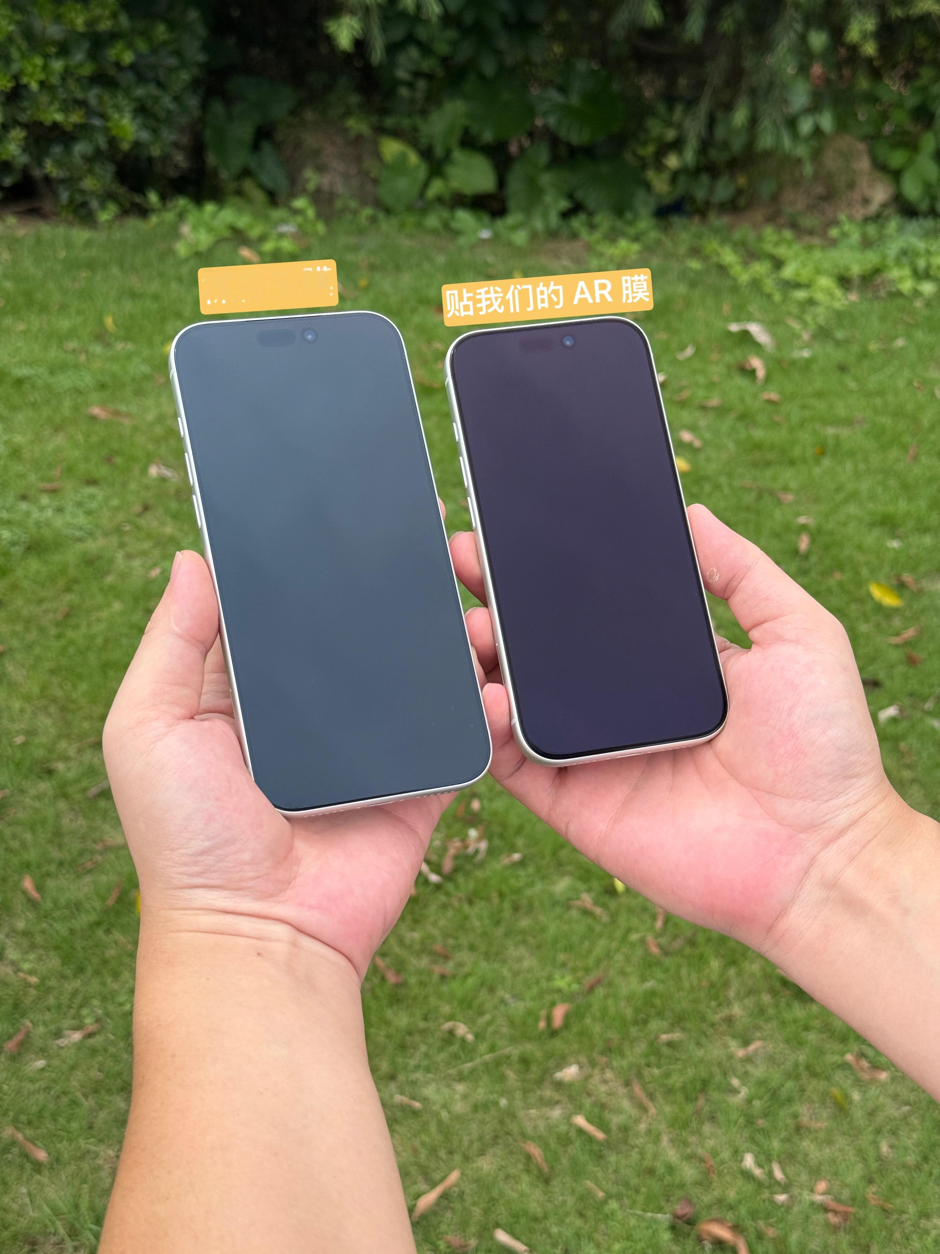 左边的是 iPhone17ProMax 裸机无膜，原机屏幕有抗反射涂层，右边是贴