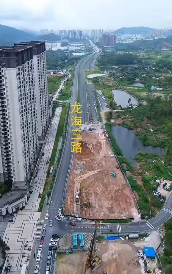 大亚湾龙海三路的施工进度，我个人觉得不是很乐观。
     龙海三路通往澳头的这