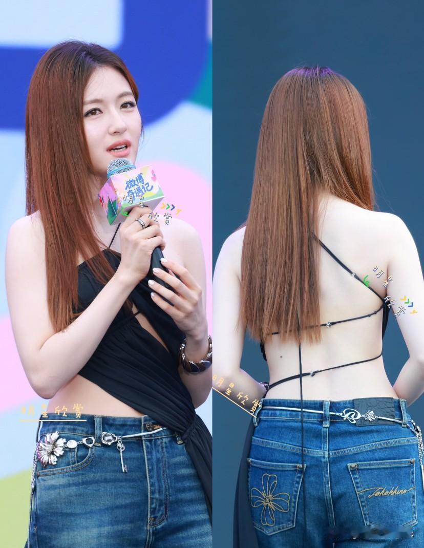 李兰迪这衣服没看懂…[马思纯的微笑]
不明白他的团队总给他弄一些不适合的衣服…我