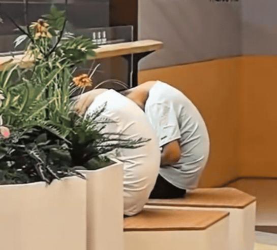 “彻底废了！”山东，一名女子逛商场，看到不远处有两个男孩低着头不知道在干什么，于