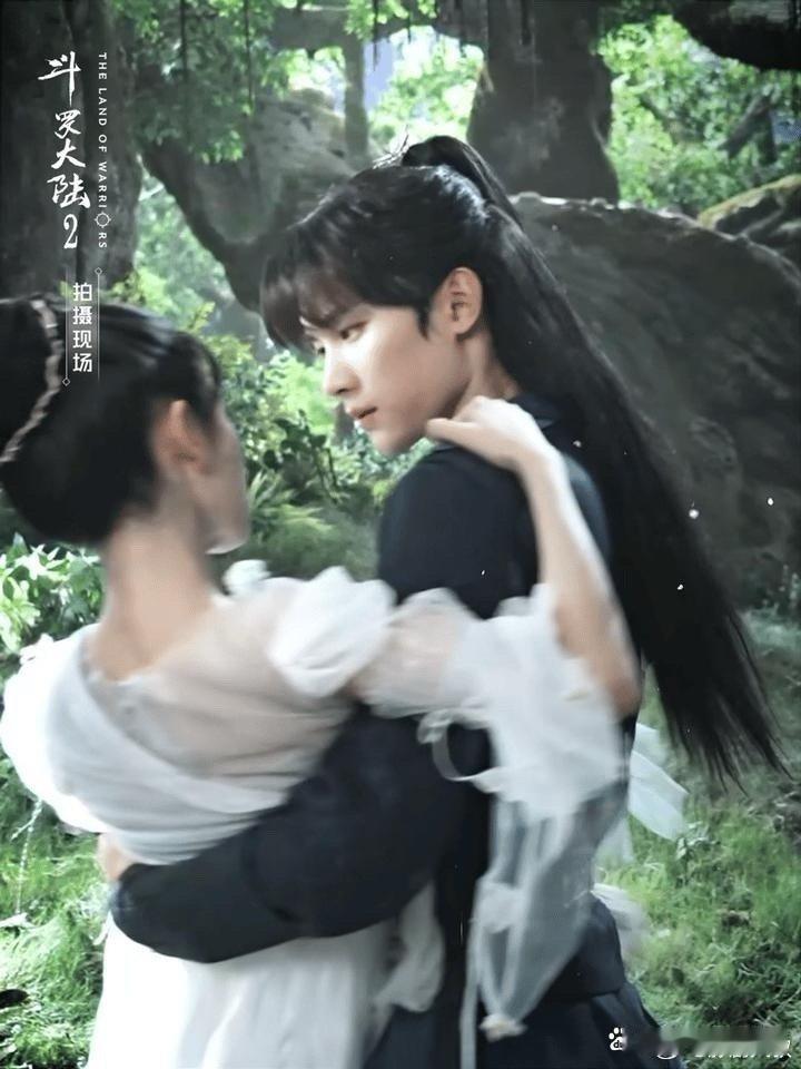 周翊然和张予曦在《斗罗大陆2》片场拍摄现场的照片，两人合作默契，现场氛围轻松愉快