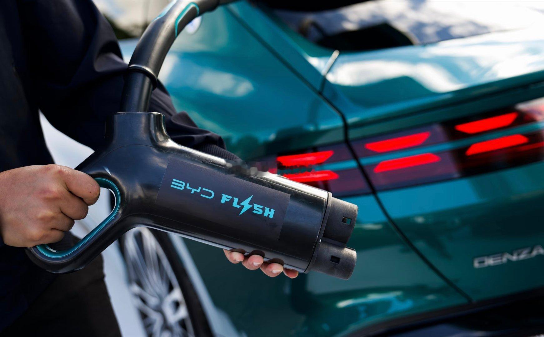 BYD Flash这个充电枪帅吗？汽场全开大v聊车新能源汽车﻿﻿