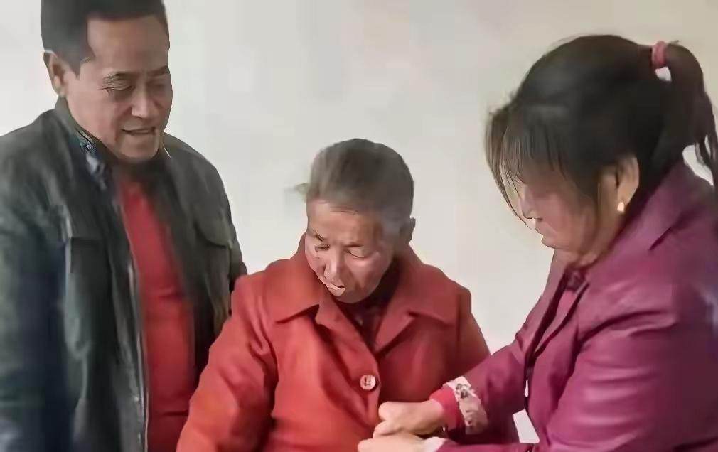 陕西延安一男子收留1个精神失常的老太太，谁料，老太太在他家，一住就是18年。老太