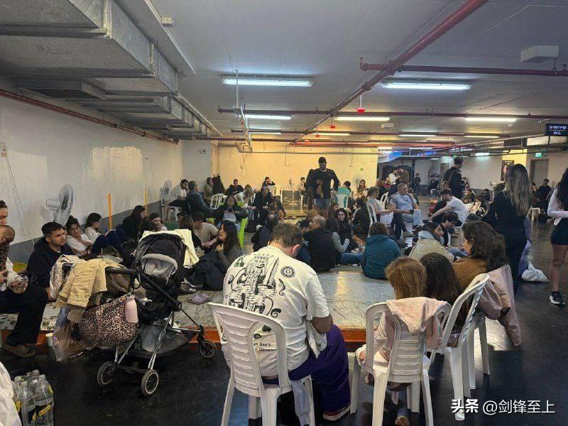 以色列人昨晚是在防空洞内度过的
他们应该感到庆幸，加沙河的巴勒斯坦人被轰炸的时候