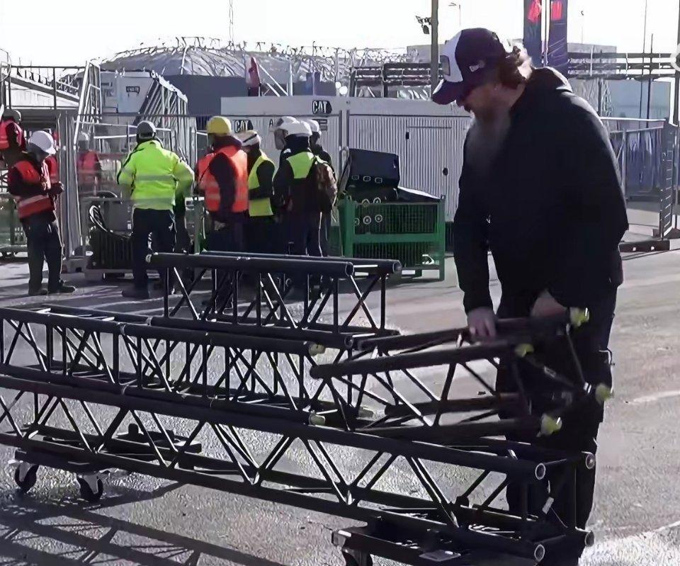 冬奥会在即米兰滑冰馆还没完工时间很紧张了，没想到场馆内部仍在进行电视转播电缆铺设