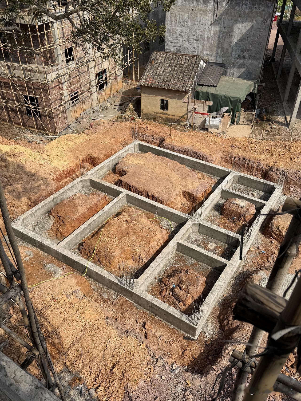 广东一自建房，占地95平，光地基就花费10W
万丈高楼平地起，地基非常关键！自建