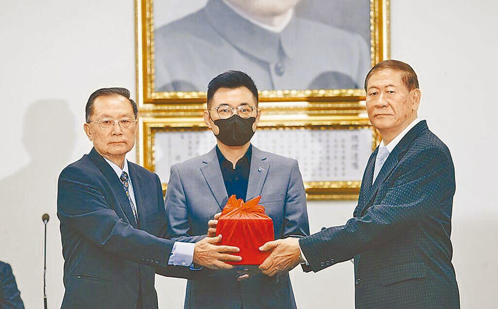 国民党前黄复兴主委臧幼侠，被台湾当局严惩，剥夺5年退休俸的75%。为什么呢？只因
