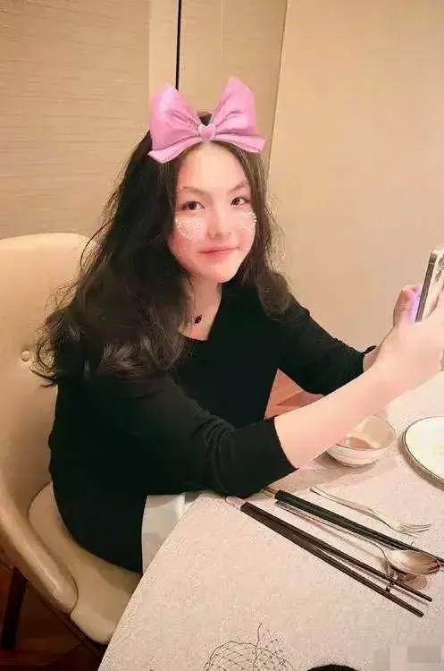 李湘带着女儿从伦敦回国了，去高档餐厅点了三个包子，竟然花费400多块！网友们惊讶