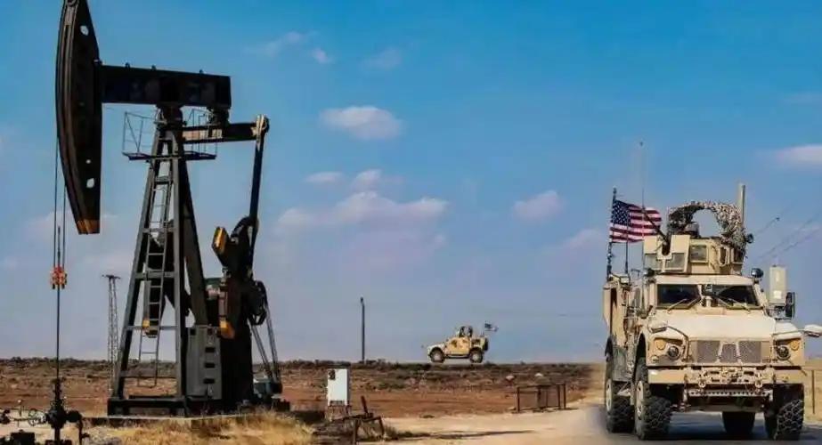 老铁们，我们看一组数据！截止到2025年12月，驻叙美军从巅峰的2000人，下降