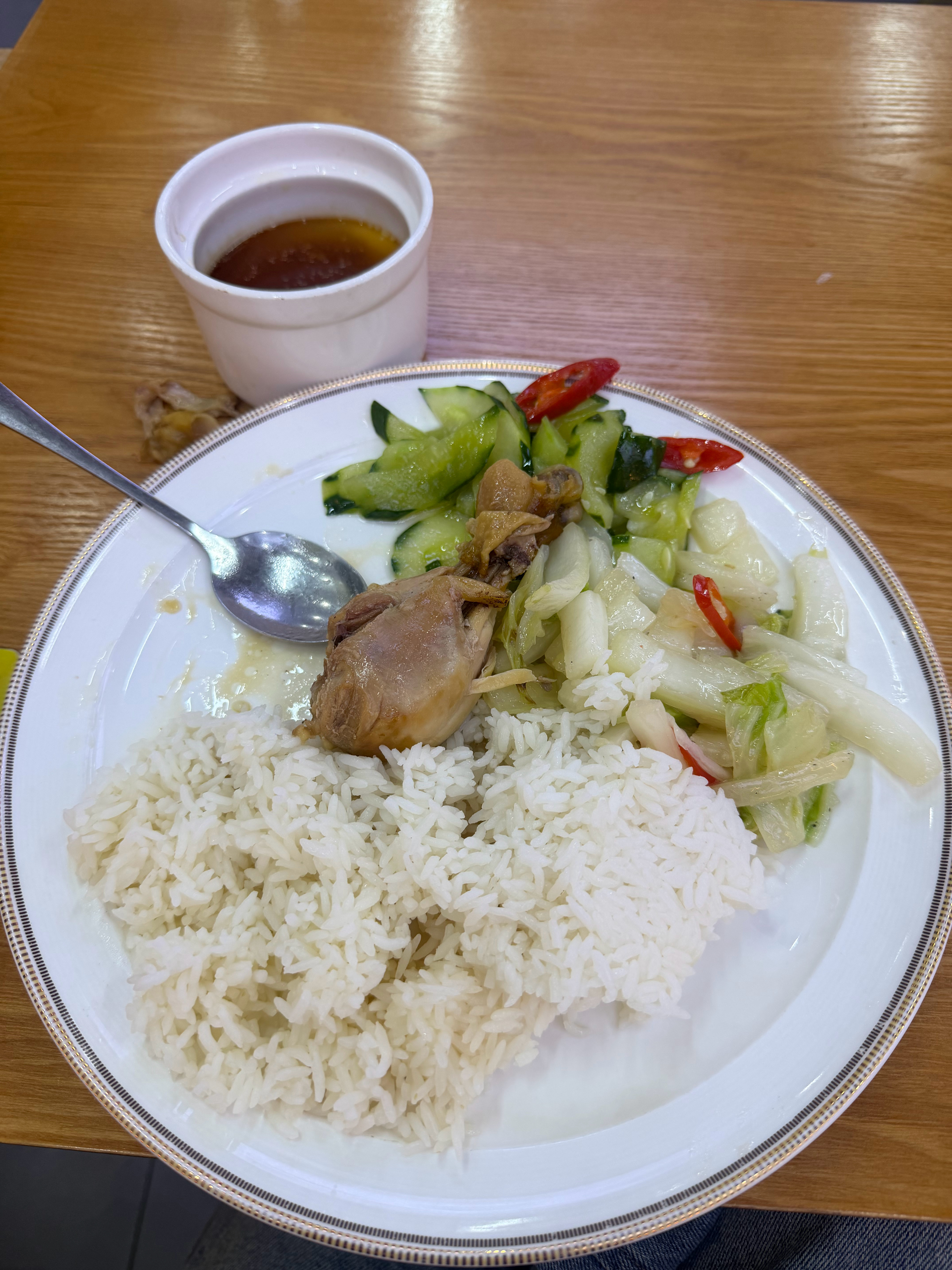 晚上又是一顿简单的沙县鸡腿饭但是没吃饱，等会儿回家吃点全麦面包和希腊酸奶 